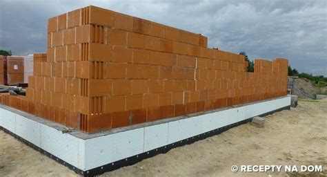 Ceramiczne pustaki budowlane na placu budowy