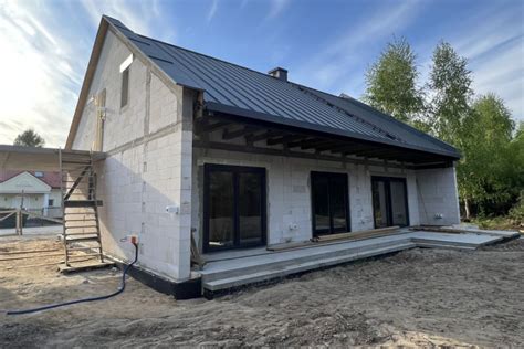 Schemat porównania kosztów budowy ściany z pustaka ceramicznego, betonu komórkowego i silikatu