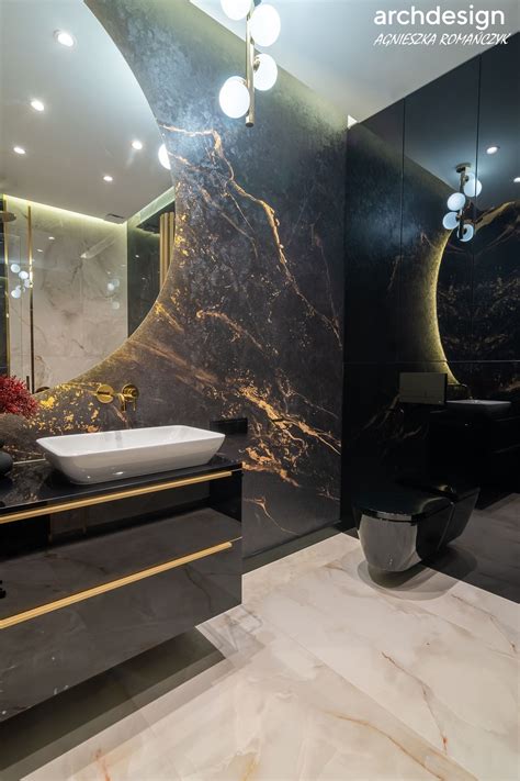 Łazienka w stylu glamour z czarną matową podłogą i złotymi dodatkami