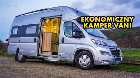 Kamper z otwartą drzwiami i widocznym wnętrzem