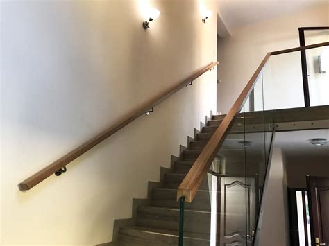 Dębowy pochwyt na szklanej balustradzie