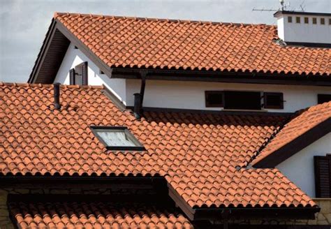 Dachówki ceramiczne typu mnich-mniszka