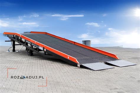 Mobilna rampa aluminiowa rozłożona przed schodami