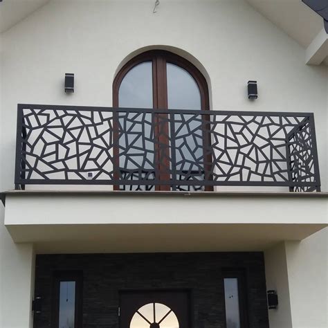 Balustrady ażurowe na nowoczesnym balkonie