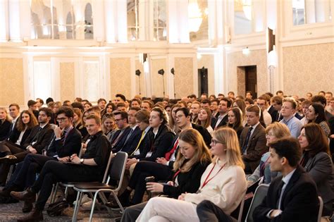 Grupa polskich studentów na konferencji w Londynie
