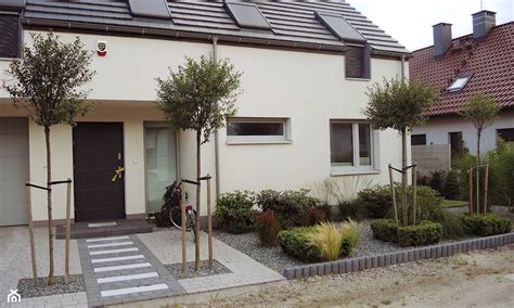 Aranżacja placu przed domem z rondem z kostki brukowej