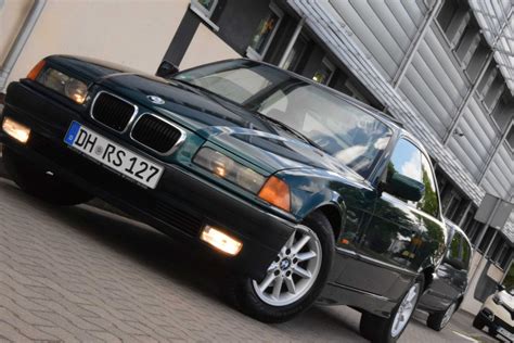 BMW E36 Coupe podłoga z widoczną korozją