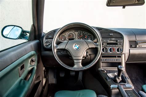 Wnętrze BMW E36 Coupe podczas demontażu