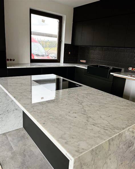 Elegancki parapet z marmuru w nowoczesnym wnętrzu
