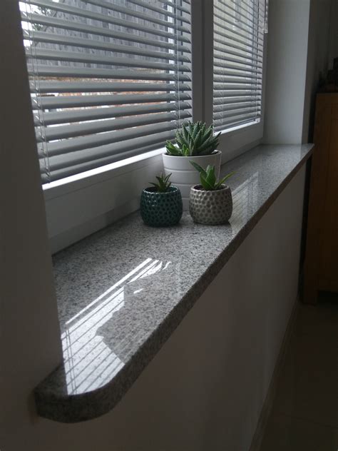 Granitowy parapet w nowoczesnym wnętrzu