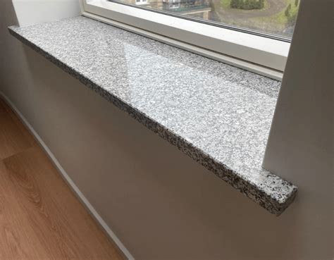 Elegancko wykończony parapet granitowy w oknie