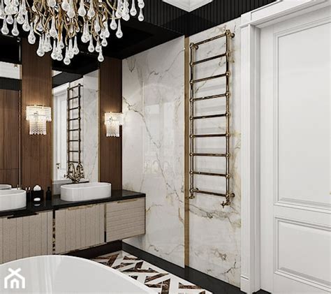 Elegancka łazienka w stylu glamour z lustrzanymi elementami