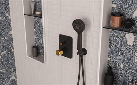Detal podtynkowej baterii prysznicowej z deszczownicą w kolorze antique brass