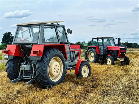 Stary traktor Ursus na polu