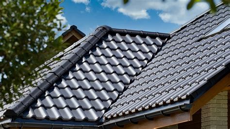 Dachówka ceramiczna na czerwonym dachu