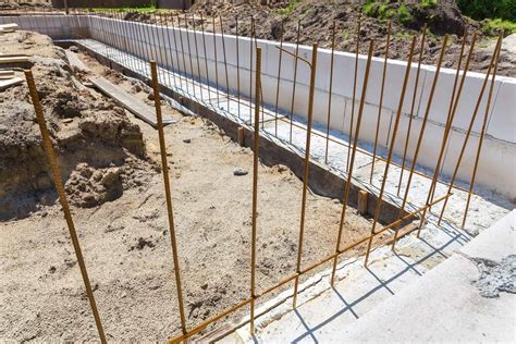 Zbliżenie na zardzewiałe zbrojenie w betonie z widocznymi pęknięciami