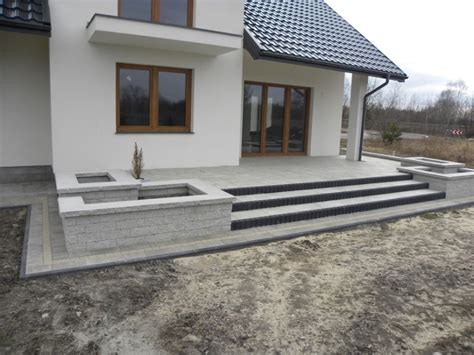 Projekt wejścia do domu ze schodami