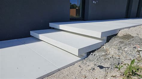 Nowoczesne schody zewnętrzne z betonu architektonicznego