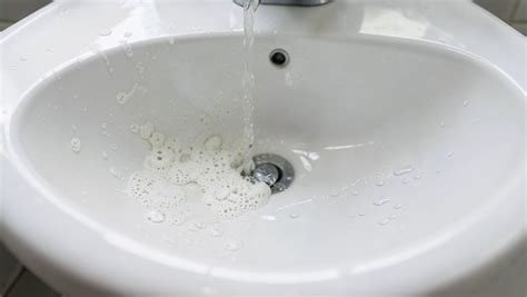 Czyszczenie ceramicznej umywalki