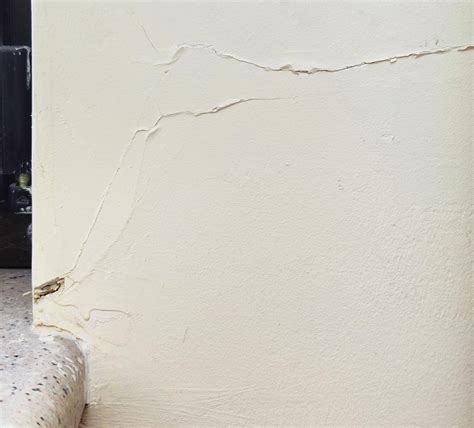 przykładowe pęknięcia ścian związane z ugięciem stropu