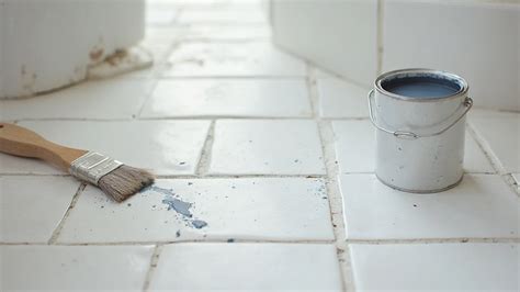 zdjęcie przedstawiające różne zastosowania fugi elastycznej w łazience, kuchni i na zewnątrz