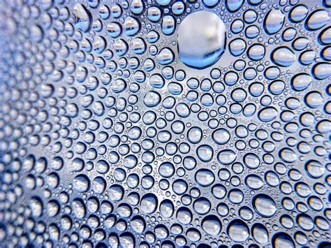 Krople wody spływające po hydrofobowej elewacji