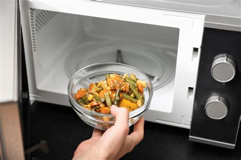 zdjęcie przedstawiające różne rodzaje potraw przygotowywanych w kuchence mikrofalowej