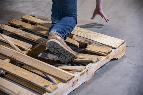 Uszkodzona paleta z płytkami ceramicznymi
