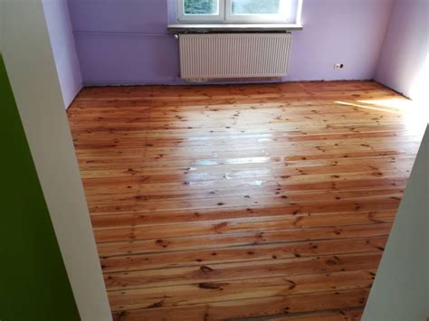 Drewniana podłoga przed i po cyklinowaniu