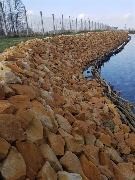 Kamień hydrotechniczny używany do umocnienia brzegu