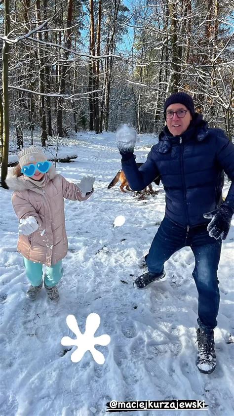 Ludzie rzucający styropianowym samolotem w parku