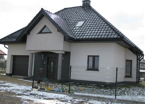 Szara elewacja domu z grafitowym dachem