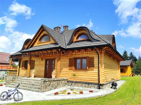 Dom z elewacją drewnopodobną w różnych odcieniach
