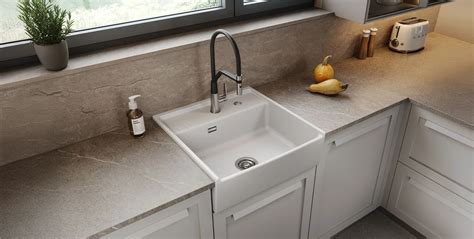 Ceramiczny zlewozmywak dwukomorowy w nowoczesnej kuchni