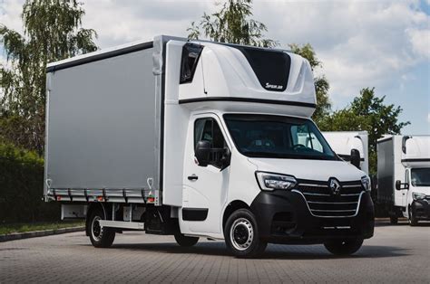 Renault Master z zamontowaną kabiną sypialną