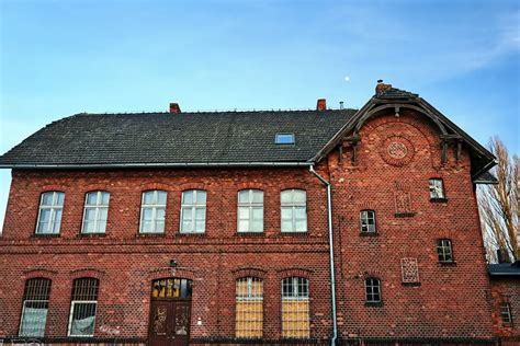 historyczne budowle z cegły