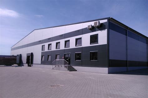 Przemysłowa hala produkcyjna z widocznymi kablami