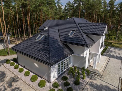 Nowoczesna architektura z dachówką ceramiczną TITANIA