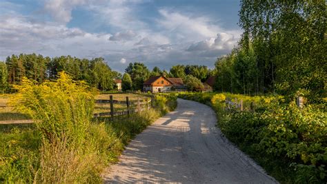 Tradycyjna polska wieś z dachami krytymi karpiówką