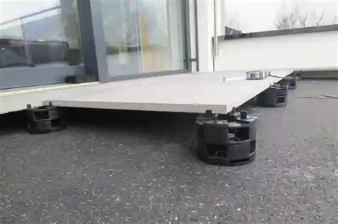 Montaż płytek kamiennych na balkonie z użyciem elastycznego kleju