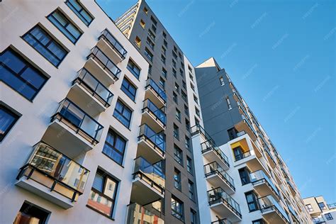 Architektura miejska z historycznymi fasadami i nowoczesnymi elementami