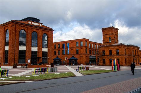Manufaktura w Łodzi - dawna fabryka przekształcona w centrum handlowo-rekreacyjne