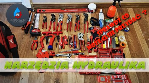 Narzędzia hydraulika i fragment instalacji wodnej
