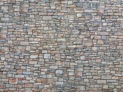 Kamienny mur w stylu francuskiego muru prowansalskiego