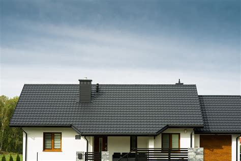Blachodachówka Bratex Allano na dachu nowoczesnego domu