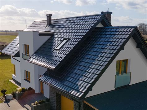 Porównanie wagi blachodachówki z dachówką ceramiczną