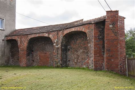 Fragment starożytnego muru z widoczną zaprawą wapienną
