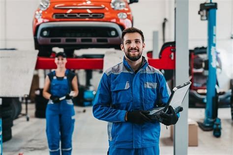 Samochód Citroën C4 na tle warsztatu samochodowego
