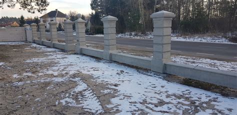 betonowe słupki jako element ogrodzenia