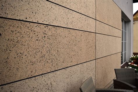 Fragment elewacji z tynkiem imitującym kamień